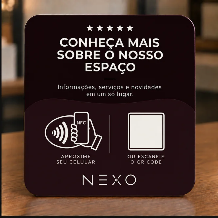 Card Escuro NEXO com fundo escuro, textos claros e cantos arredondados, sobre mesa de madeira.