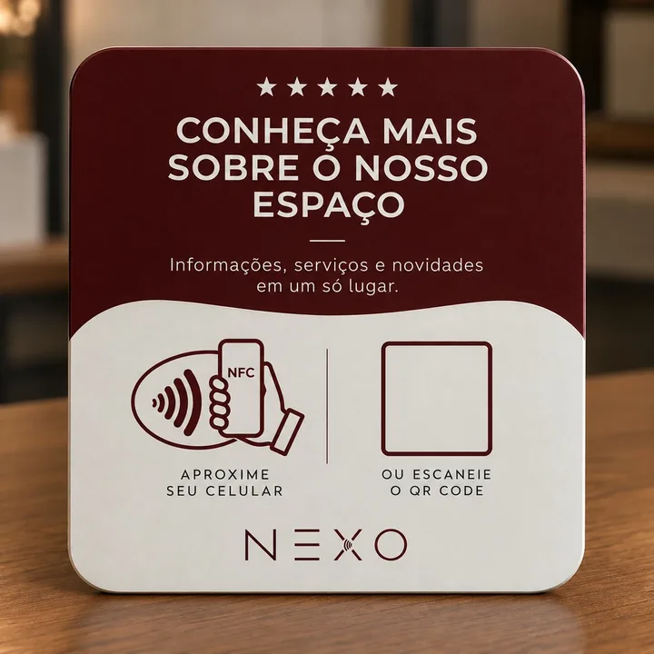Placa NEXO com parte superior vinho e base off-white, sobre mesa de madeira.